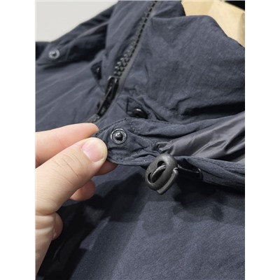 Высококачественный пуховик из высококачественного белого утиного пуха для дополнительного тепла. Требования к каждой детали очень строгие, требования к качеству изготовления ткани и другим аспектам тоже очень высокие! Классический и универсальный стиль обладает лучшими ветрозащитными и дышащими свойствами, что делает его более удобным в ношении и гибким при движении. Однотонный дизайн прост и элегантен. Обычно его сочетают со свитером или свитером, чтобы сохранить свежесть, чистоту и тепло. Пуховик – теплый и стильный.