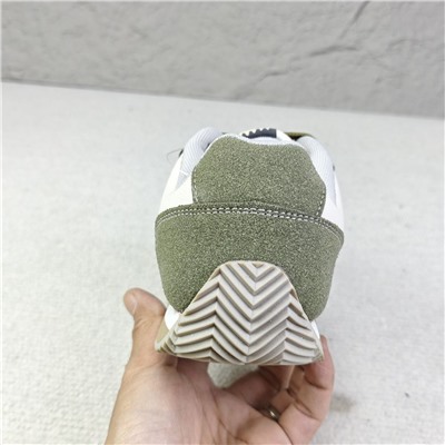 Женские спортивные кроссовки