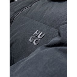 Высококачественный пуховик из высококачественного белого утиного пуха для дополнительного тепла. Требования к каждой детали очень строгие, требования к качеству изготовления ткани и другим аспектам тоже очень высокие! Классический и универсальный стиль обладает лучшими ветрозащитными и дышащими свойствами, что делает его более удобным в ношении и гибким при движении. Однотонный дизайн прост и элегантен. Обычно его сочетают со свитером или свитером, чтобы сохранить свежесть, чистоту и тепло. Пуховик – теплый и стильный.