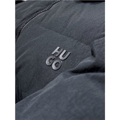 Высококачественный пуховик из высококачественного белого утиного пуха для дополнительного тепла. Требования к каждой детали очень строгие, требования к качеству изготовления ткани и другим аспектам тоже очень высокие! Классический и универсальный стиль обладает лучшими ветрозащитными и дышащими свойствами, что делает его более удобным в ношении и гибким при движении. Однотонный дизайн прост и элегантен. Обычно его сочетают со свитером или свитером, чтобы сохранить свежесть, чистоту и тепло. Пуховик – теплый и стильный.