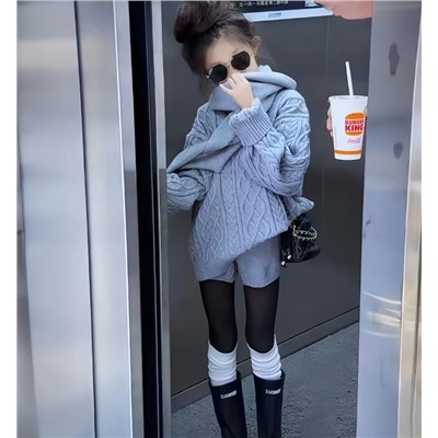 Свитер для девочек. В комплект входят шортики и шарф