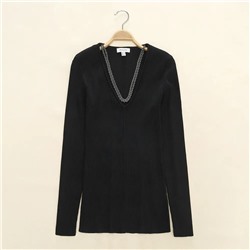 Женский пуловер с V-образным вырезом горловины и декором в виде крупной металлической цепи  Н*М