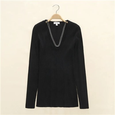 Женский пуловер с V-образным вырезом горловины и декором в виде крупной металлической цепи  Н*М