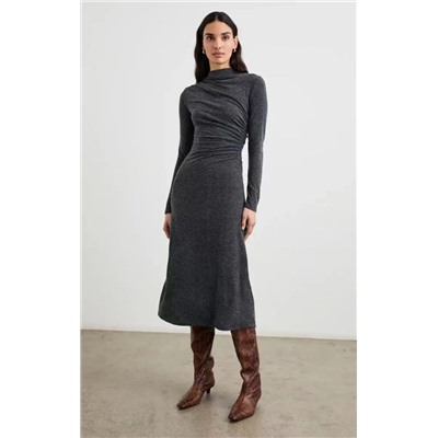 Изысканное базовое платье с высоким воротом