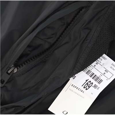 Куртка с капюшоном в спортивном стиле для отдыха на открытом воздухе