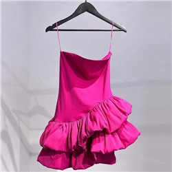 Яркое мини-платье на тонких бретелях