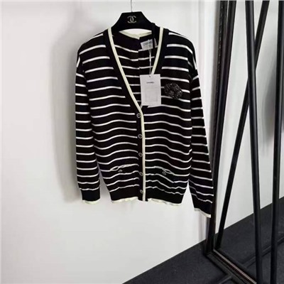 Женский кардиган с брошью в виде камелии и пуговицами спереди и на спине  Chane*l