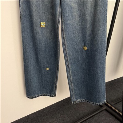 Женские стильные джинсы украшенные золотыми пуговицами особой формы  Schiaparell*i