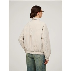 Бежевая куртка-бомбер