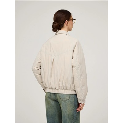 Бежевая куртка-бомбер