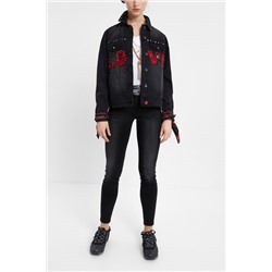 Cazadora denim detalles tachuelas