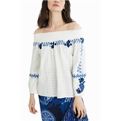 Blusa cuello barco bordada