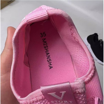 Легкие спортивные кроссовки