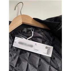 Куртка-бомбер на стеганном подкладке в стиле милитари, декорированная молниями.