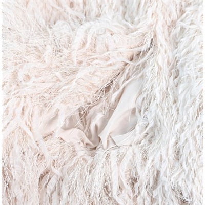 Стильный женственный жакет с блестящими шелковыми кисточками и отделкой из перьев.