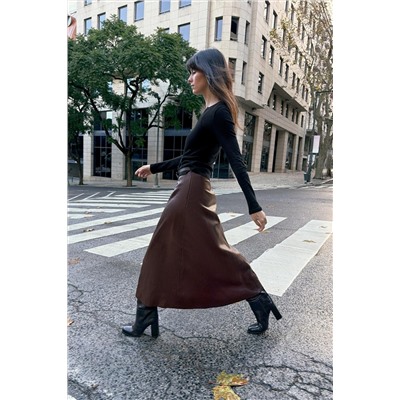 FALDA MIDI EFECTO PIEL CINTURÓN