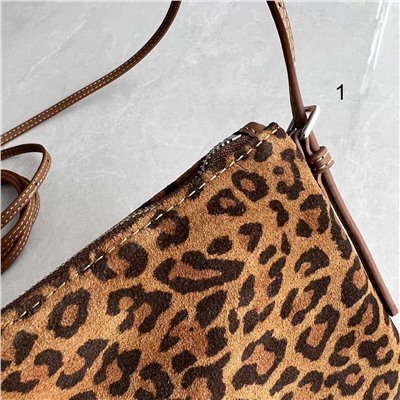 Мягкая маленькая женская сумка из натуральной кожи