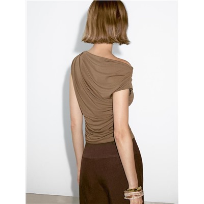 Top asimétrico detalle drapeado