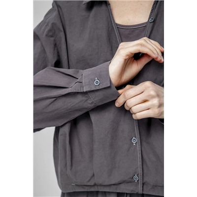 Серая блузка с углообразным вырезом