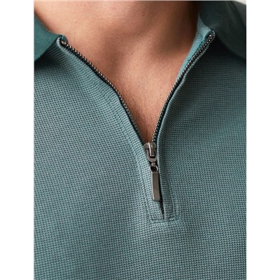 Лонгслив из мягкого фактурного трикотажа с плетеным воротником поло на молнии