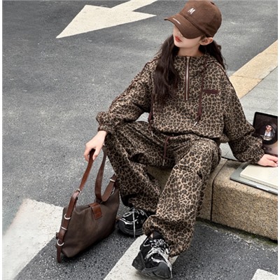 Спортивный костюм. В трендовой расцветке - леопард