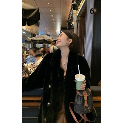 Шубка, очеееень мягкая😍 немного мех помятый, довольно толстая.