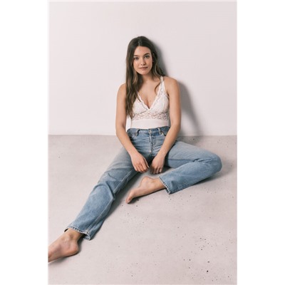 Body triangular modal y encaje blanco