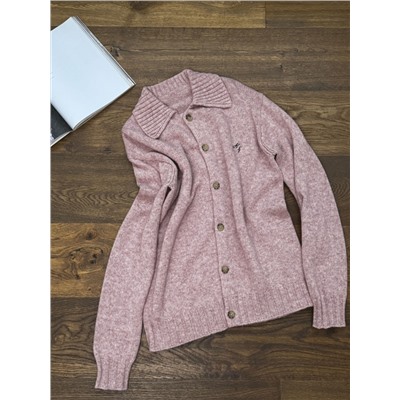 Свитер-кардиган с розовым вышитым корнем лотоса Acne's, сотканный и окрашенный на заказ, из импортной сверхтонкой камвольной шерстяной ткани  Поверхность имеет очень тонкую трикотажную текстуру, драпируется и мягкая.  Верхняя часть тела не раздражает кожу, а комфорт и тепло являются первоклассными.  Ткань также обладает определенной эластичностью и очень терпима!  Сплетено на 7-игольном ткацком станке Stoll, импортированном из Германии.  Основная часть выполнена с одной стороны, а нити воротника/манжет и подола выполнены из беззубого плетения, которое обладает хорошей эластичностью и не поддается деформации.