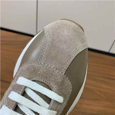 Брунелл* Кучинелл*】повседневные кроссовки. Верх выполнен из импортной воловьей и воловьей кожи. Аксессуары-цепочки из бисера ручной работы! Внутренняя набивка из саржевого хлопка высокой плотности и оригинальная формованная подошва!