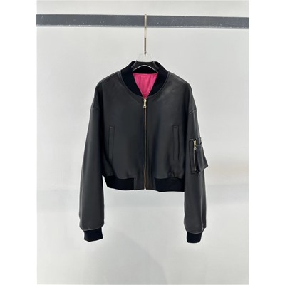 Импортная итальянская кожа ягненка.Очень мягкая.Очень облегающая посадка.Верхняя часть тела очень красивая.Спинка имеет талию и трехмерный крой.Выглядит как уникальная кожаная куртка.