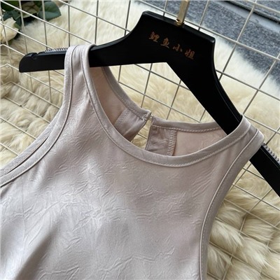 Элегантное платье из жатого атласа