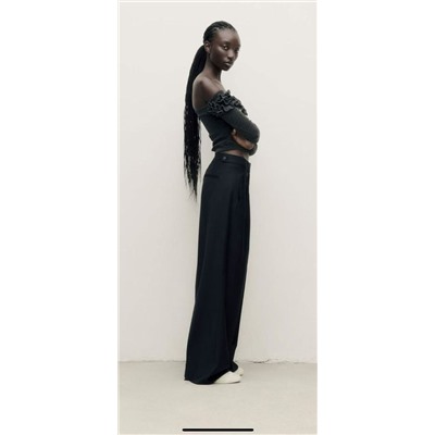 Женский лонгслив с открытыми плечами и объемным декором  ЗАР*А