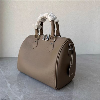 Вместительная женская кожаная сумка