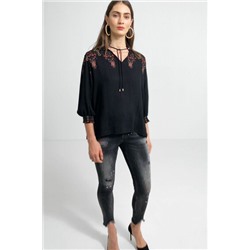 Blusa boho pompones
