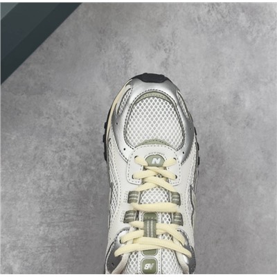 New Balance 204L