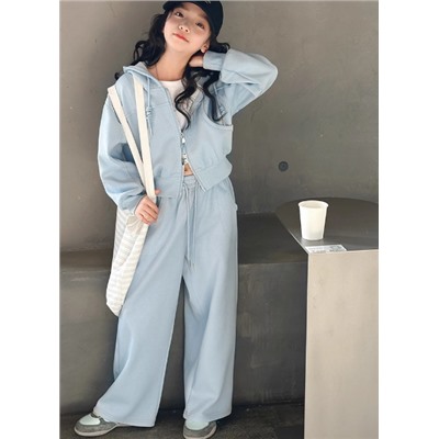 Нежно-голубой костюм для девочек. Тренд 2025