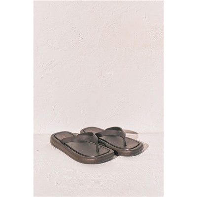 Chanclas suela gruesa punta cuadrada marrón