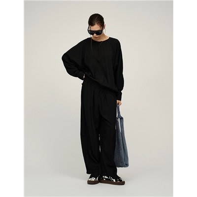 Черные брюки с вырезом ниже колена