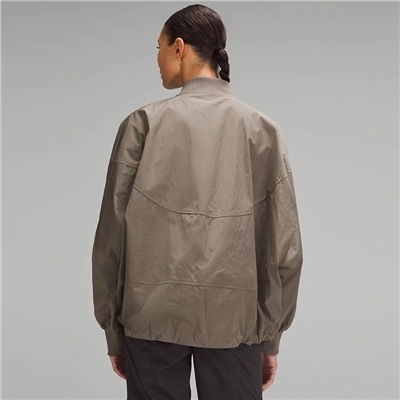 Классический бомбер Lulu в стиле ретро поможет пережить переходные сезоны жары и холода. Эта легкая куртка свободного кроя. В прохладную погоду ее можно носить со свитером, а в прохладную погоду — отдельно. погода жаркая для комфорта. Трехмерный силиконовый логотип бренда на манжетах прост, но индивидуален. Тканый и окрашенный по индивидуальному заказу воротник + манжеты, карманы на молнии для удобного хранения и повышенной безопасности. Ветрозащитная ткань Glyde противостоит проникновению дождя и имеет регулируемый подол для дополнительного тепла. Будь то функциональность или практичность, о качестве говорить нечего! Качество изготовления превосходит все, текстура идеальна, а верхняя часть тела демонстрирует ваш темперамент