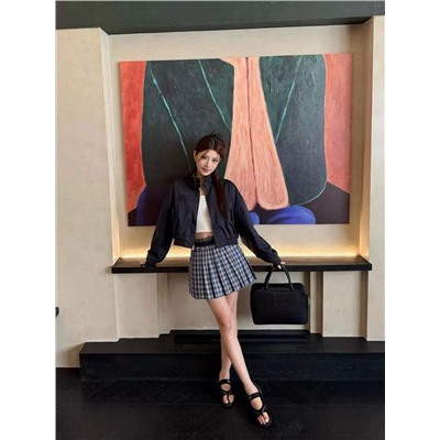 Стильная укороченная куртка-бомбер с воротником стойкой МИУ МИ*У