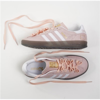⏺Adidas Gazelle x Hello Kitty