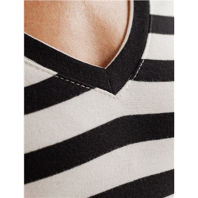 Футболка из плотного трикотажа с плетением риб 1*1