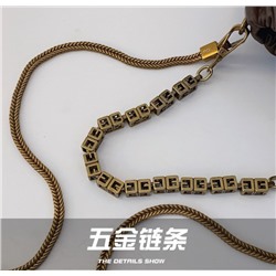 Коктейльная сумочка, очень симпатичная , несколько расцветок, цена копейки  Мягкая, внутри замочек, застегивается на кнопку, еще пахнет приятно 😍