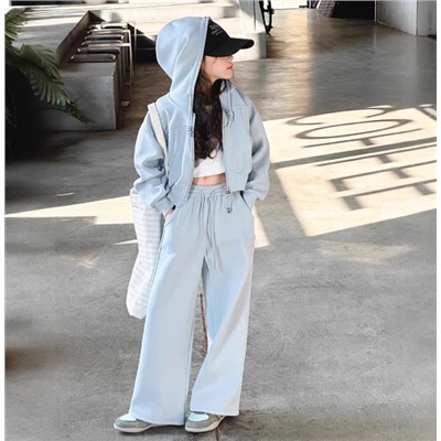 Нежно-голубой костюм для девочек. Тренд 2025