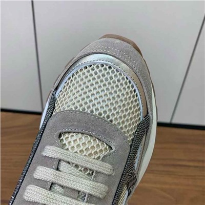 Брунелл* Кучинелл*】повседневные кроссовки. Верх выполнен из импортной воловьей и воловьей кожи. Аксессуары-цепочки из бисера ручной работы! Внутренняя набивка из саржевого хлопка высокой плотности и оригинальная формованная подошва!