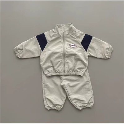 Костюм тонкие штаны с ветровкой