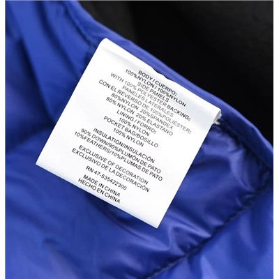 Легкий пуховый жилет средней длины из белого утиного пуха (90%) с капюшоном