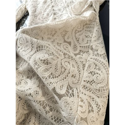 Нежное элегантное облегающее кружевное платье на пуговицы