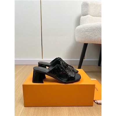 Новейшая серия 2026  Женские шлепки с тиснением на толстом каблуке  ЛУ*И ВЬЕТО*Н