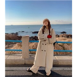 Шубка, очеееень мягкая😍 немного мех помятый, довольно толстая.